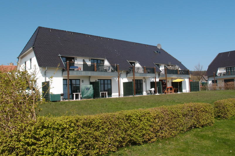 Das Haupthaus mit 10 Wohnungen und Spiel-/Liegewiese